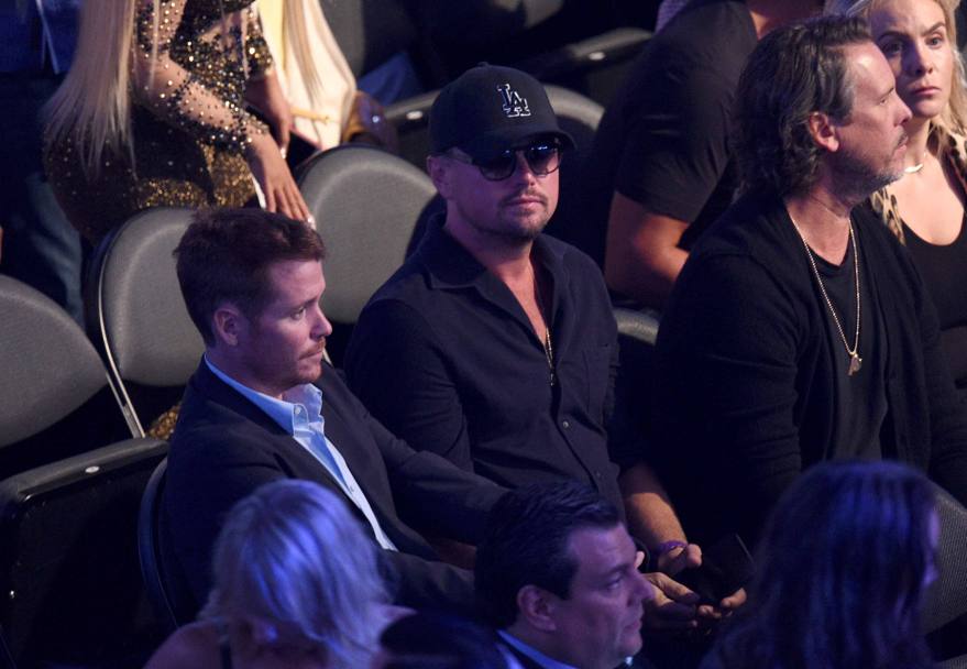 Kevin Connolly e Leonardo Di Caprio seduti accanto, poco lontano da LeBron. LaPresse 